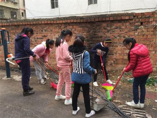 埌东小学少先队开展学雷锋进社区志愿服务活动