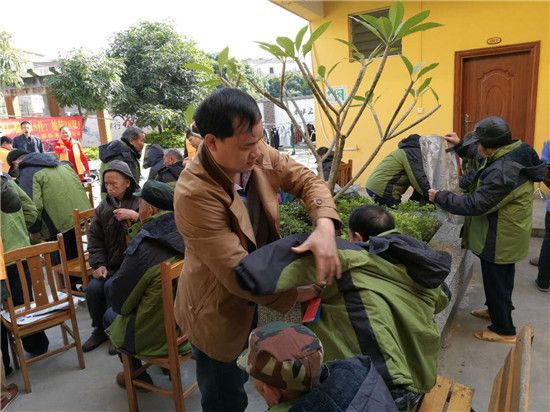 葵阳镇团委携手兴业县阳光公益协会到葵阳敬老院开展送温暖活动