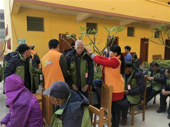 葵阳镇团委携手兴业县阳光公益协会到葵阳敬老院开展送温暖活动