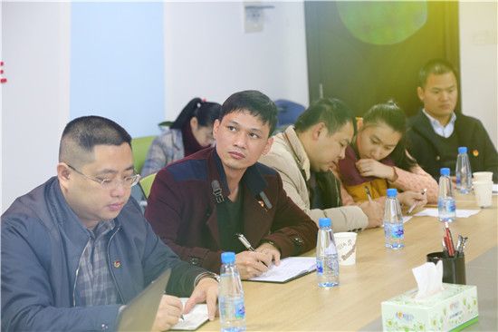 广西定向选调生宣讲团成员在团玉林市委宣讲十九大精神