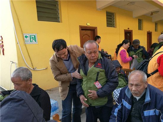 葵阳镇团委携手兴业县阳光公益协会到葵阳敬老院开展送温暖活动