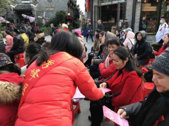 团秀峰区委联合区卫计局开展2017年防艾宣传活动