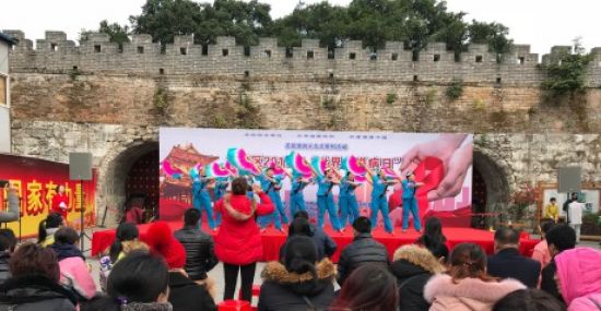 团秀峰区委联合区卫计局开展2017年防艾宣传活动