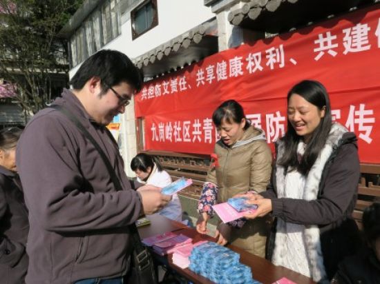 共担防艾责任、共享健康权利、共建健康中国——秀峰区九岗岭团支部开展防艾宣传活动