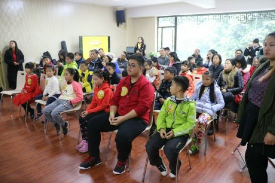 秀峰区解东社区团支部开展“尤克里里弹唱比赛进社区，活力少年唱响欢乐颂”活动