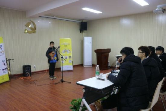 秀峰区解东社区团支部开展“尤克里里弹唱比赛进社区，活力少年唱响欢乐颂”活动
