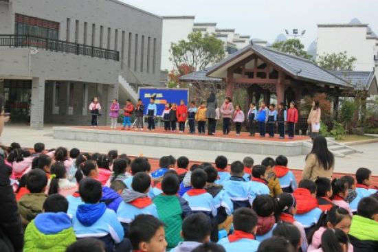 秀峰区人民检察院团支部开展宪法日送法进学校活动