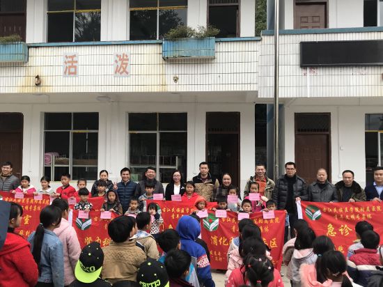 右江民族医学院附属医院青年文明号集体到扶贫一线开展健康扶贫义诊活动