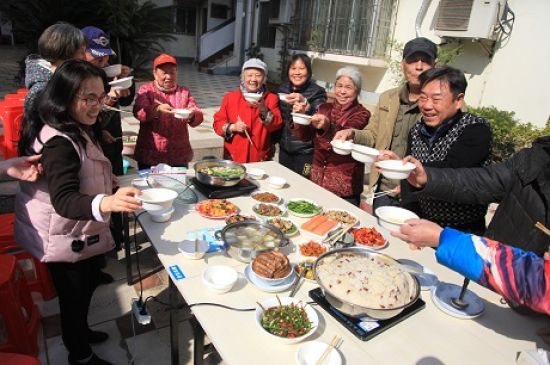 秀峰区解东社区团支部开展“情暖流动人口,温馨幸福家庭”迎春宴活动