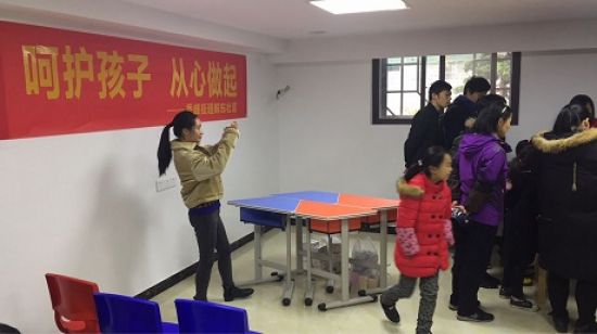 秀峰区解东社区团支部开展“情暖流动人口,温馨幸福家庭”迎春宴活动