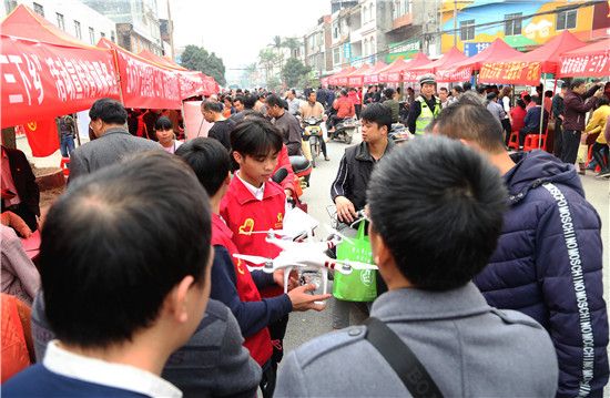 团玉林市委参加2018年玉林市“三下乡”便民惠民服务活动