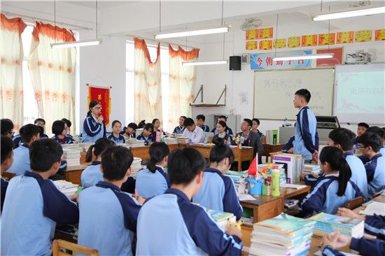 团玉林市委到基层团支部宣讲党的十九大精神