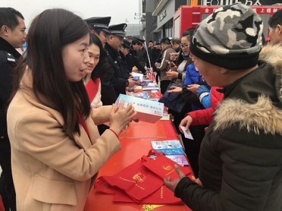团秀峰区委联合公安部门开展“青春自护·  平安春节”安全自护宣传教育活动