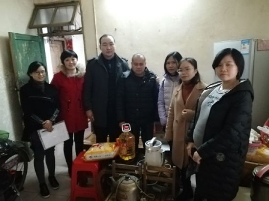 秀峰区解西社区团支部组织开展 寒冬送温暖活动