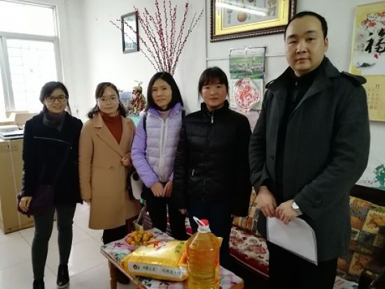 秀峰区解西社区团支部组织开展 寒冬送温暖活动