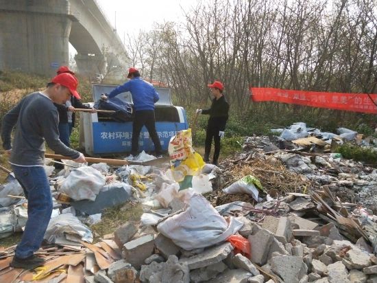 【恭城瑶族自治县大学生西部计划志愿者】 开展清理河道志愿服务活动 助力“河长制”工作深入展开