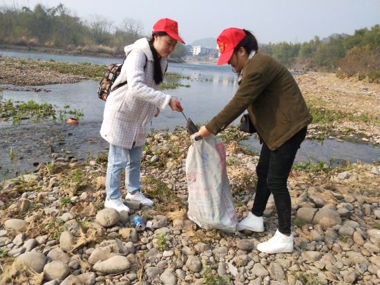 【恭城瑶族自治县大学生西部计划志愿者】 开展清理河道志愿服务活动 助力“河长制”工作深入展开