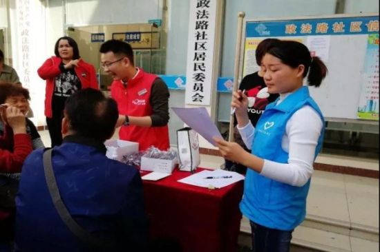 配副眼镜迎新年，青年志愿者关爱社区长者在行动