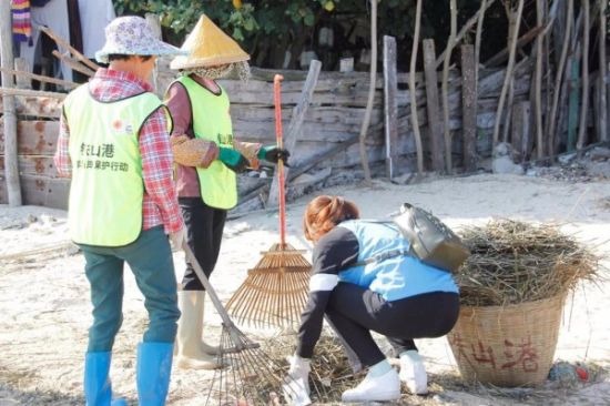 青年志愿者清洁和维护海滩，助力铁山港海洋环境保护