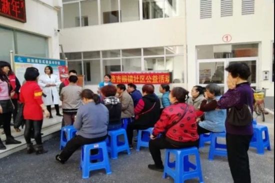 配副眼镜迎新年，青年志愿者关爱社区长者在行动