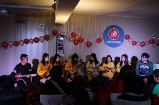 秀峰区解东社区团支部开展“以琴会友” 主题新春音乐会