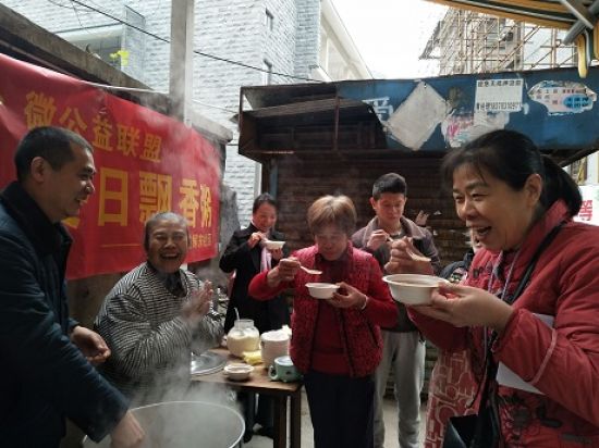 秀峰区解东社区团支部开展“浓情腊八节,冬日飘香粥”活动