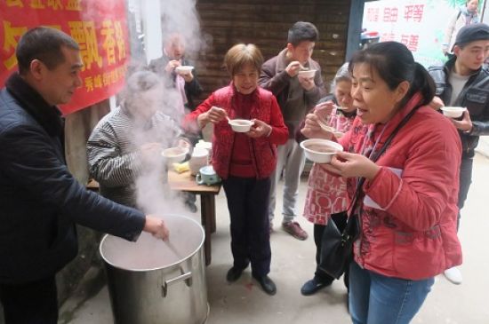 秀峰区解东社区团支部开展“浓情腊八节,冬日飘香粥”活动