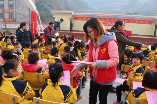 天峨县开展“青春自护 平安春节”青少年自护教育活动