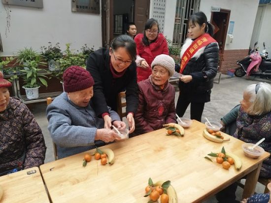 秀峰区榕湖社区团支部开展“以老养老相扶持 邻里共暖腊八节”活动