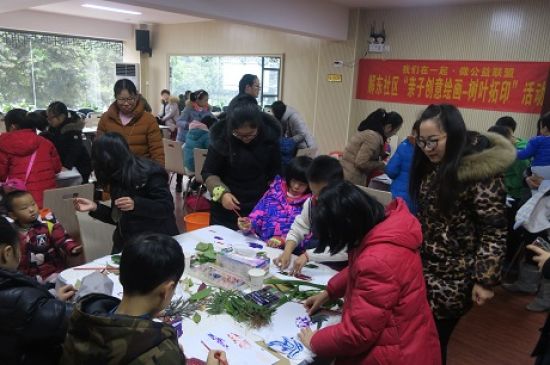 秀峰区解东社区团支部开展“亲子创意绘画-树叶拓印”活动