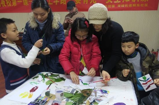 秀峰区解东社区团支部开展“亲子创意绘画-树叶拓印”活动