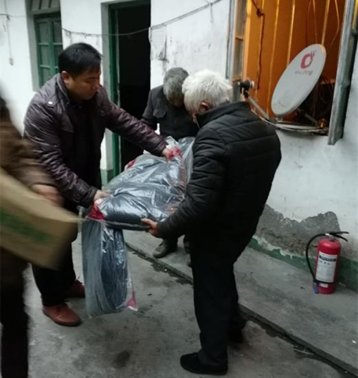 临桂区黄沙乡团委组织青年突击队开展抗冻救灾