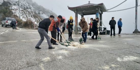 临桂区黄沙乡团委组织青年突击队开展抗冻救灾