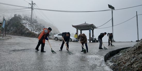 临桂区黄沙乡团委组织青年突击队开展抗冻救灾