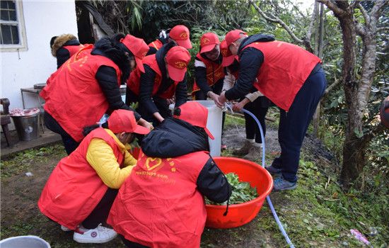 2018年岑溪市党员义工春运服务返乡农民工“暖流行动”活动正式启动