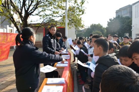 秀峰区红头岭社区团支部开展 “青春自护 平安春节”活动