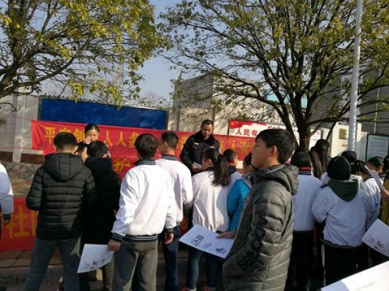 秀峰区红头岭社区团支部开展 “青春自护 平安春节”活动