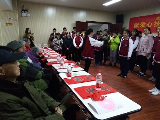 秀峰区解东社区团支部开展“献爱心扶老弱，传美德展风采”慰问活动