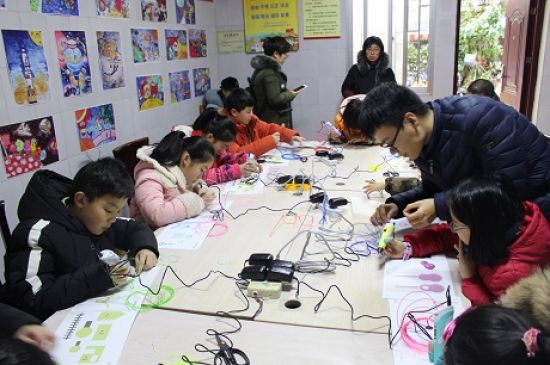 秀峰区中心广场社区团支部 开展“欢乐正阳—科学创意营”活动