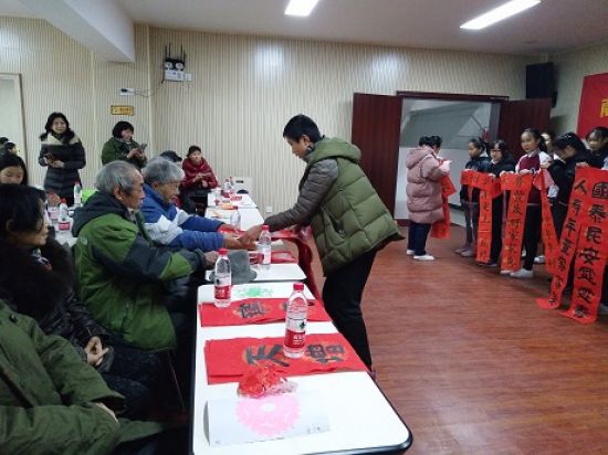 秀峰区解东社区团支部开展“献爱心扶老弱，传美德展风采”慰问活动