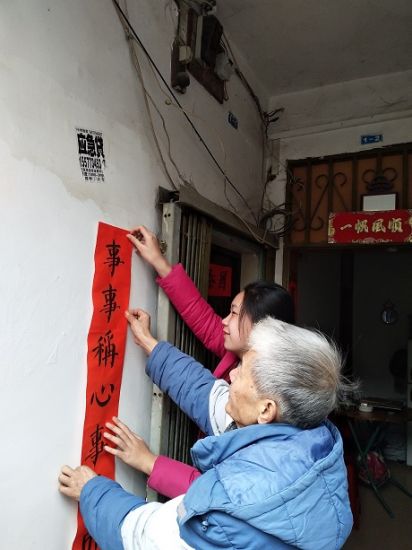 秀峰区解东社区团支部开展“献爱心扶老弱，传美德展风采”慰问活动