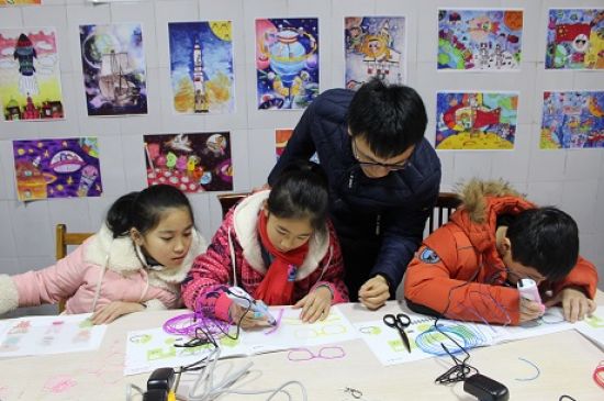 秀峰区中心广场社区团支部 开展“欢乐正阳—科学创意营”活动