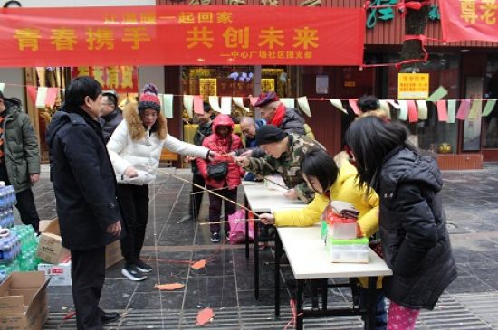 秀峰区中心广场社区团支部 开展“青春携手 共创未来”文化活动