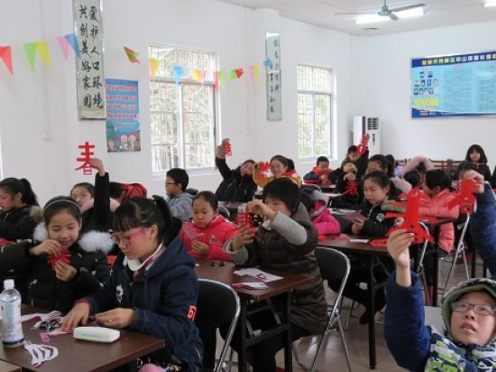 秀峰区长海社区团支部开展 “巧剪窗花 迎新春”活动