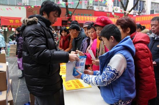 秀峰区中心广场社区团支部 开展“青春携手 共创未来”文化活动