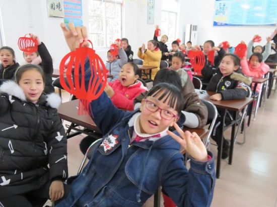 秀峰区长海社区团支部开展 “巧剪窗花 迎新春”活动