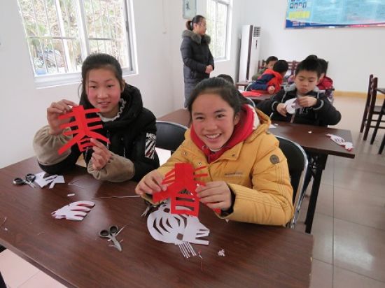 秀峰区长海社区团支部开展 “巧剪窗花 迎新春”活动