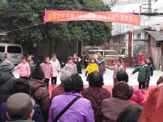 秀峰区丽狮社区团支部开展“让温暖一起回家” 关爱未成年人活动