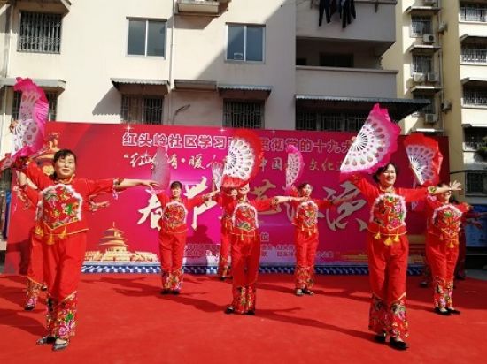 秀峰区红头岭社区团支部开展“红岭情.暖人心”“中国梦.文化进万家”--春节文艺汇演