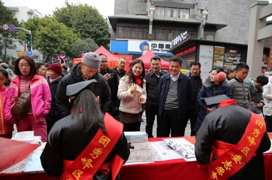 让温暖一起回家—— 团秀峰区委联合解东社区、静心阁书画苑 举办秀峰区“迎新春、送春联、送祝福” 志愿服务活动